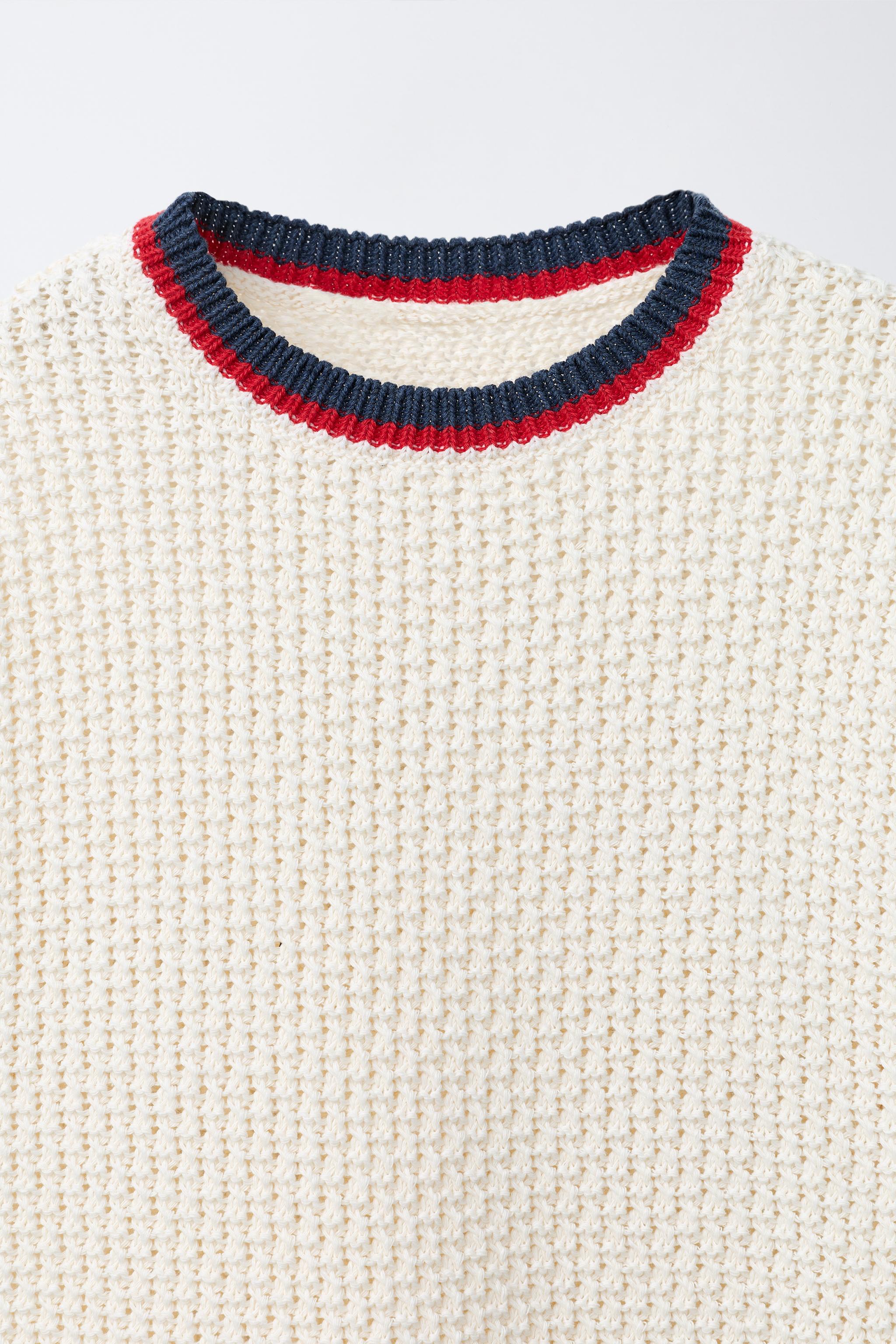 T-SHIRT EN MAILLE STRUCTURÉE À COL CONTRASTE