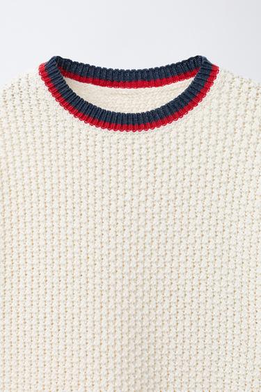 T-SHIRT EN MAILLE STRUCTURÉE À COL EN CONTRASTE - Écru de Zara - Image 2