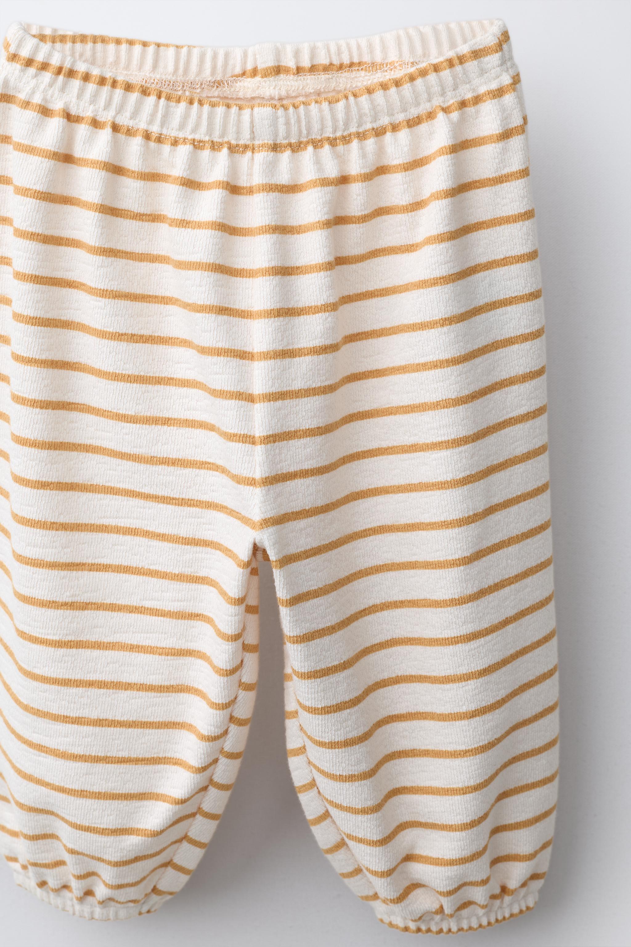 ENSEMBLE T-SHIRT ET PANTALON À RAYURES AVEC LAPIN BRODÉ