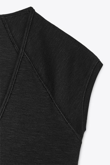 T-SHIRT DÉCOLLETÉ EN V CÔTELÉ - Noir de Zara - Image 4