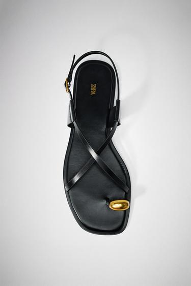 FLAT SANDALS WITH METAL DETAIL - Black by Zara