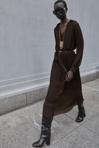 ROBE MI-LONGUE PLISSÉE AVEC CEINTURE - Marron de Zara