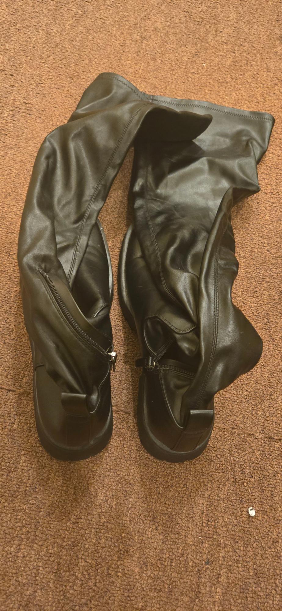 FLAT OVER THE KNEE BOOT NWOT HAS A SCRATCH THAT IS A SPOT ON THE FRONT PLEASE VIEW IMAGES - Image 6