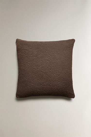 POSZEWKA NA PODUSZKĘ DEKORACYJNĄ Z GOFROWĄ FAKTURĄ - Ciemny brąz Zara