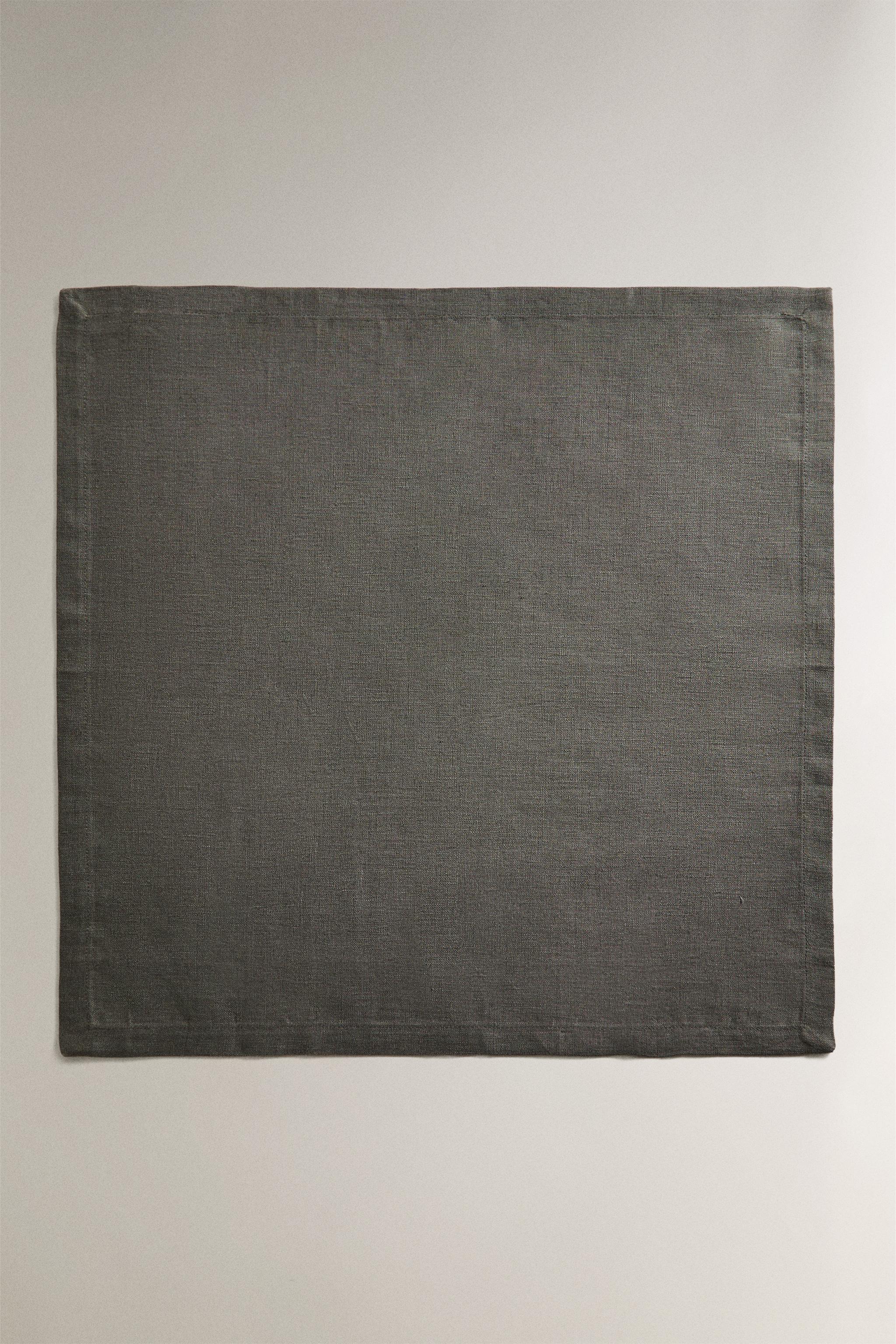 SET OF PLAIN-COLORED LINEN NAPKINS