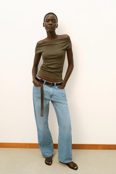 CAMISETA CUELLO BARCO - Khaki de Zara