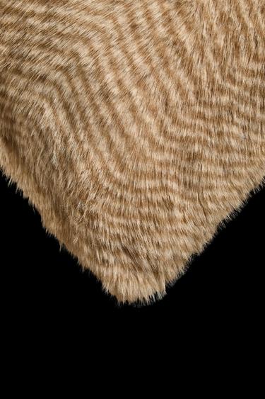 FAUX FUR CUSHION COVER WITH GRAIN PRINT - Light beige by Zara