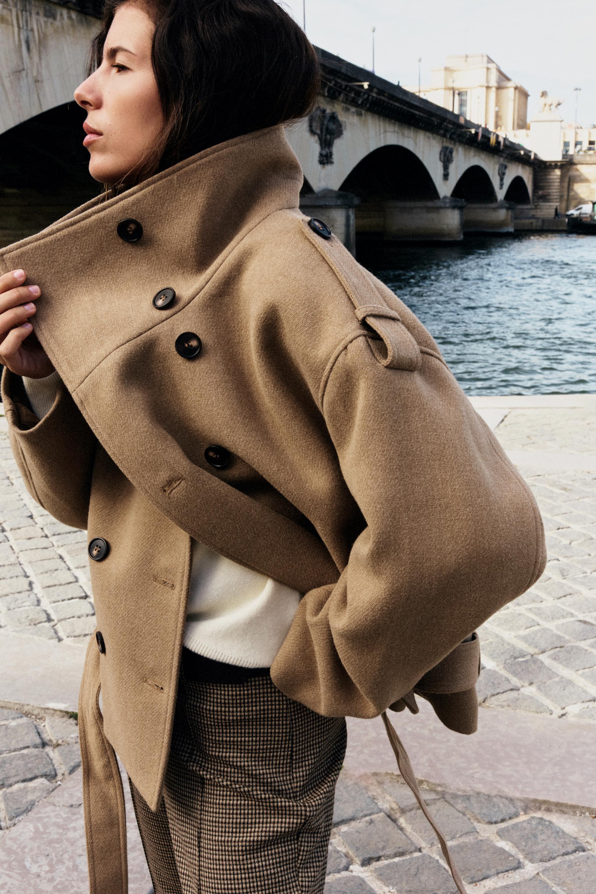 MANTEAU COURT COL MONTANT CEINTURE