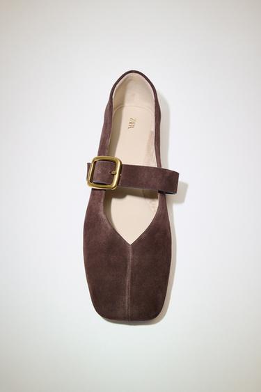 BAILARINA ANTE HEBILLA - Marrón de Zara