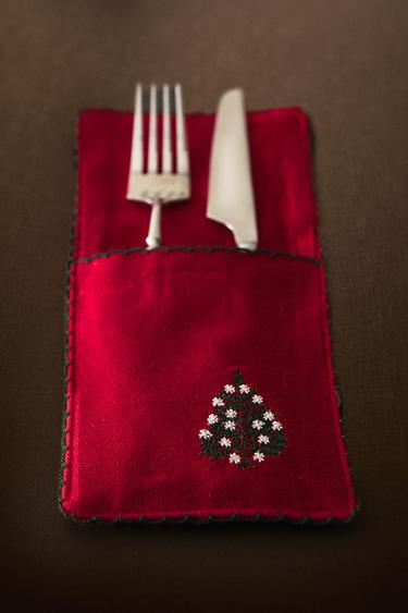 PACK OF EMBROIDERED CHRISTMAS CUTLERY HOLDERS (PACK OF 2) - Red by Zara - Image 4