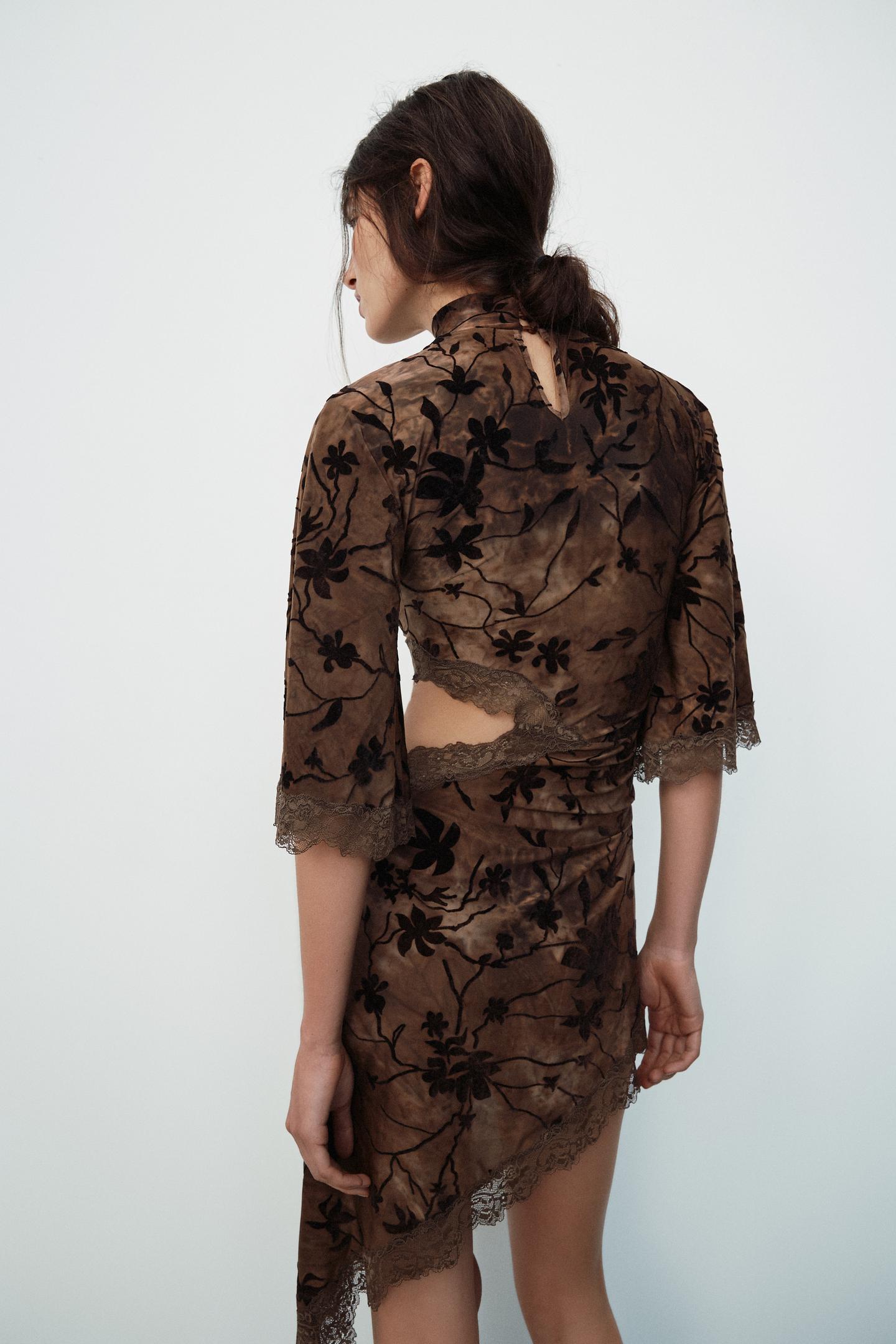 Женское платье Zara Flocked Mini Dress with Slit, цвет: Тёмный коричневый — фото 6