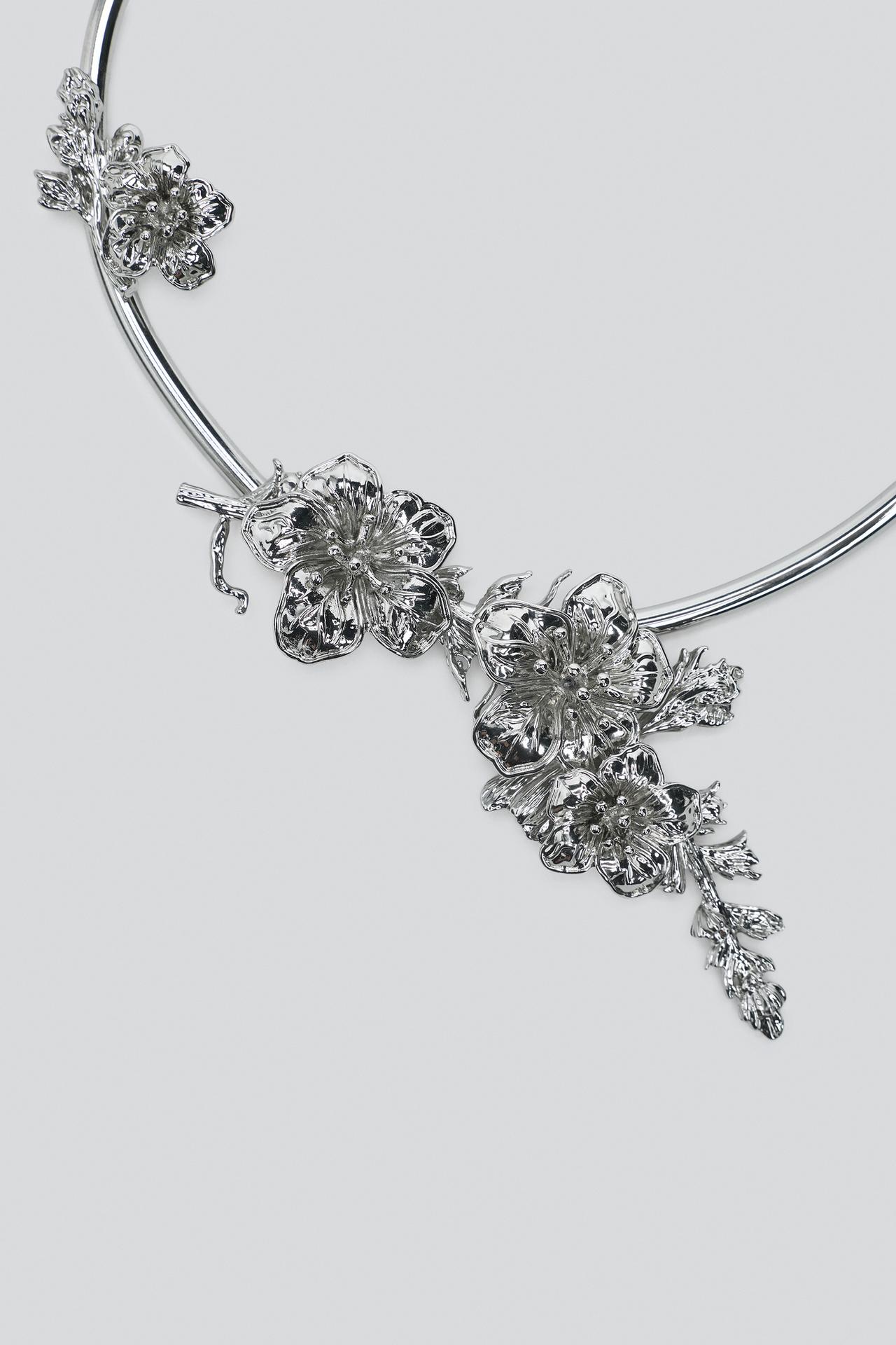 METALLIC EMBOSSED FLORAL CHOKER NECKLACE — Silver