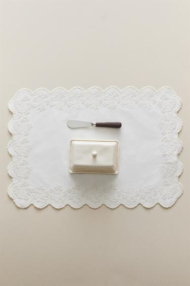 ПОДЛОЖКА ЗА ХРАНЕНЕ С БРОДИРАНА ДАНТЕЛА - Бял от Zara