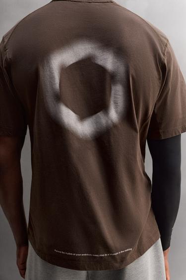 T-SHIRT IMPRIMÉ GRAPHIQUE RUNNING - Marron de Zara - Image 5