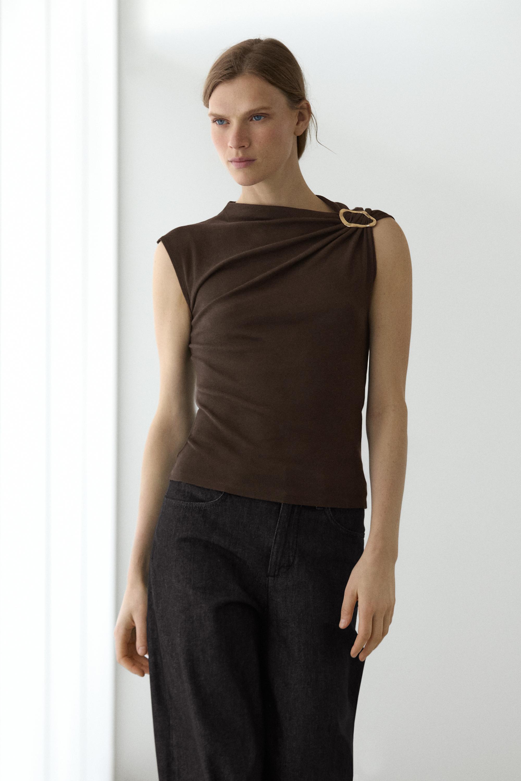 Top asymétrique avec bijou