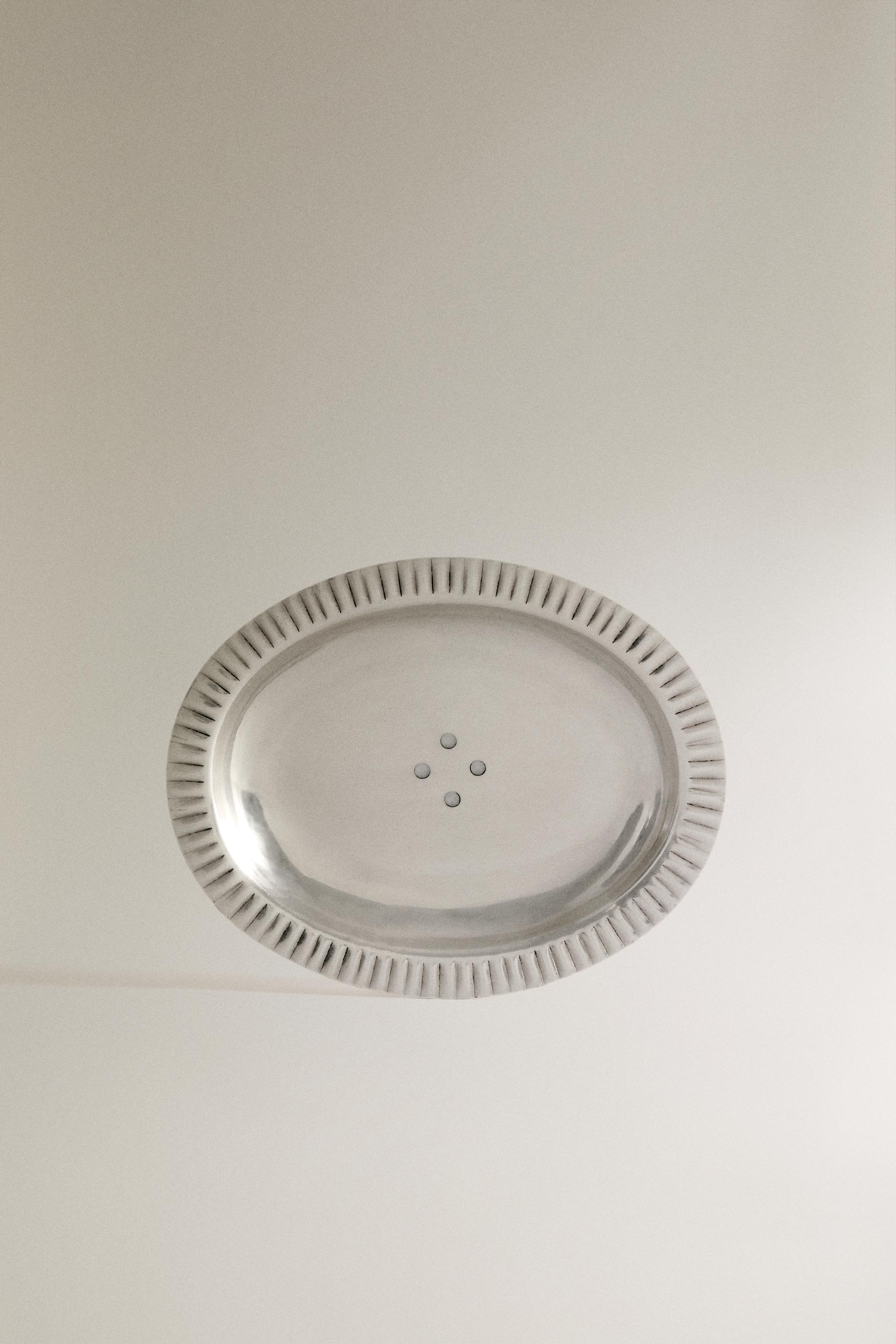 WAVY METAL BATHROOM SOAP DISH — Silver