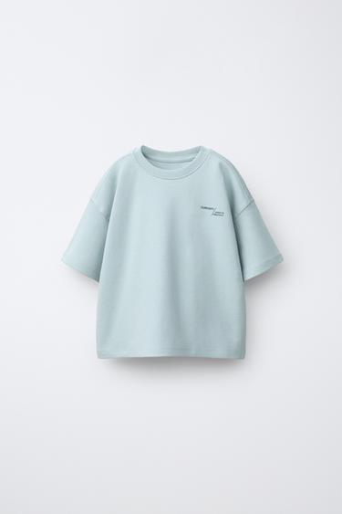 ФУТБОЛКА С НАДПИСЬЮ ИЗ ИНТЕРЛОКА — ПАСТЕЛЬНО-СИНИЙ от Zara