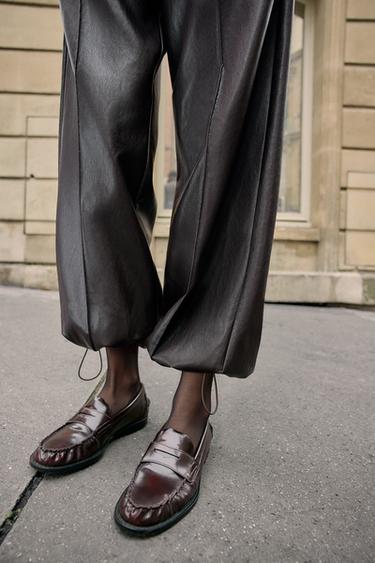 PANTALON BOUFFANT MATIÈRE SYNTHÉTIQUE - Marron foncé de Zara - Image 5