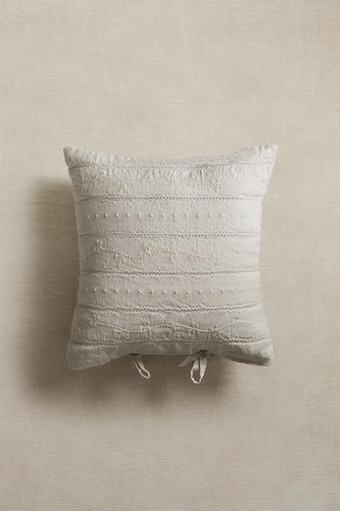 BABY CUSHION WITH FLORAL EMBROIDERY - بيج فاتح الخاص بـ Zara