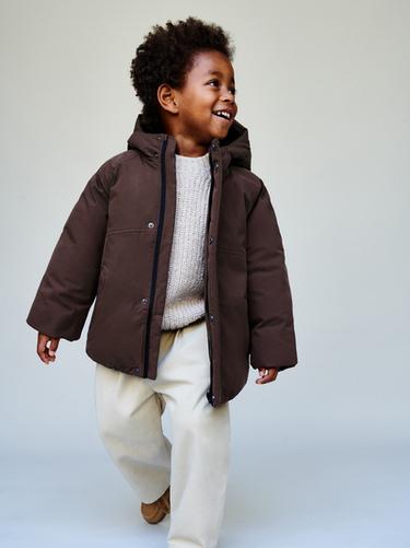 PREŠÍVANÝ KABÁT S KAPUCŇOU WATER REPELLENT - Tmavá burgundská zn. Zara