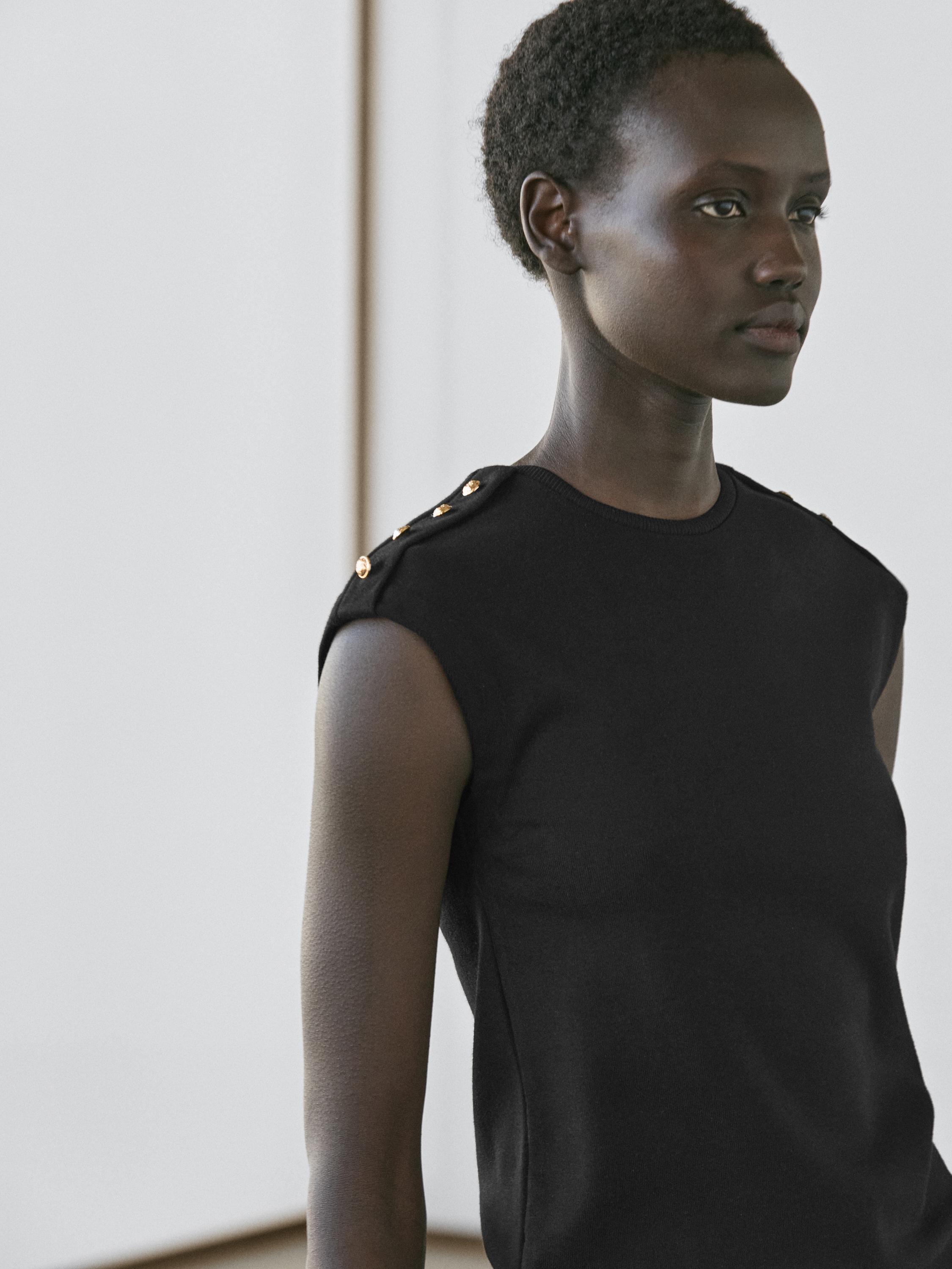 Drop sleeve T-shirt with button details