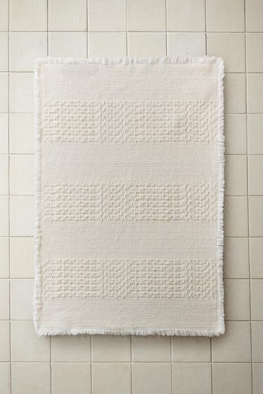 BATH MAT WITH FRAYED EDGES - عاج الخاص بـ Zara