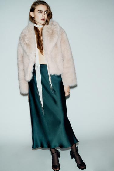 تنورة ميدي بخصر مرن. نسيج بمظهر ساتاني. - أخضر شرشيري الخاص بـ Zara