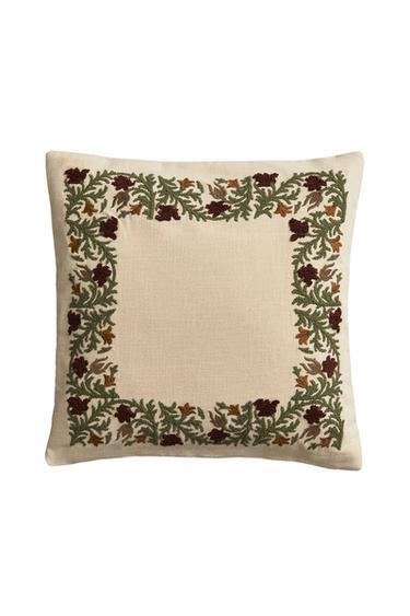TUFTING CUSHION COVER - بيج فاتح الخاص بـ Zara