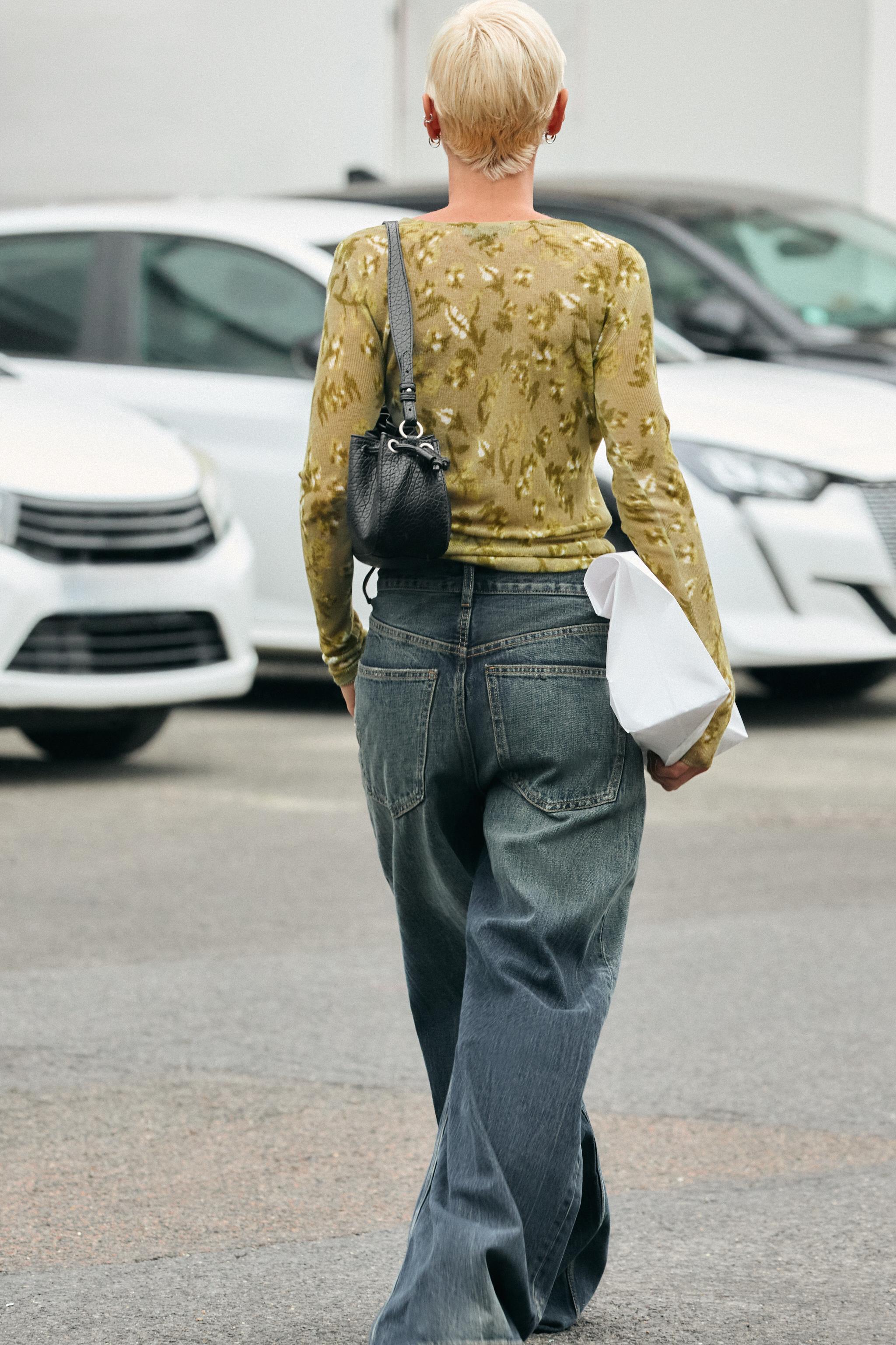 フラワー柄ファインニットトップス - 単一 | ZARA Japan / 日本