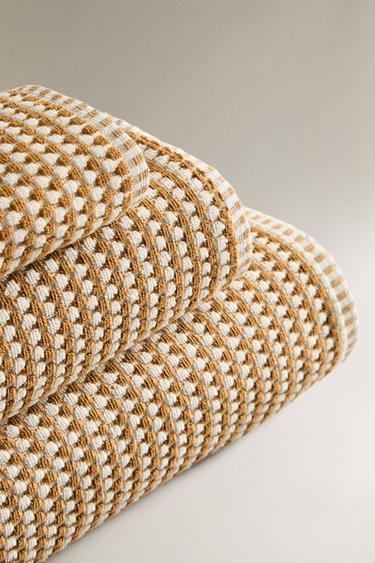 SERVIETTE DE BAIN COTON TEXTURÉE - Curry de Zara - Image 1