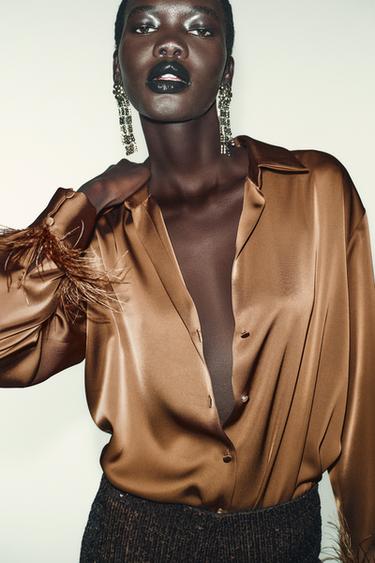 BLUSA SATINADA PLUMAS - Caramelo de Zara