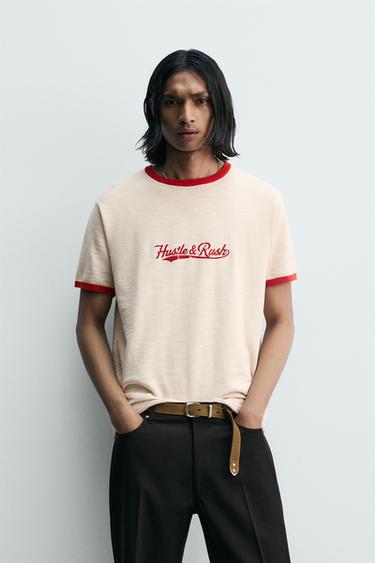 T-SHIRT EN MAILLE CONTRASTE AVEC INSCRIPTION - Écru de Zara