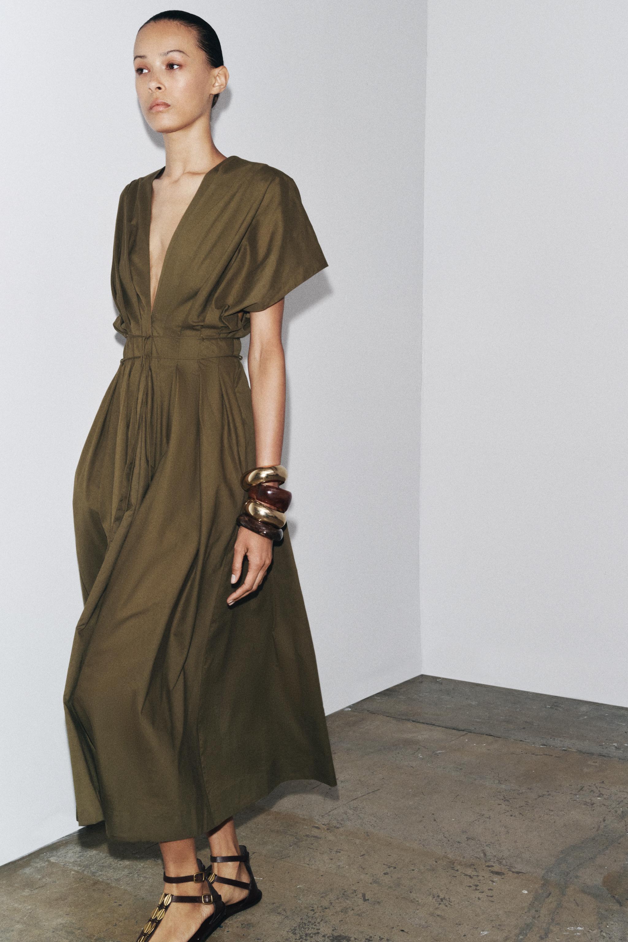 早割クーポン！ レディースVネックドレスワンピース | ZARA 日本 スーツ・フォーマル・ドレス