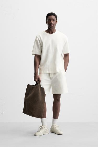 تيشرت RELAXED FIT هيكلي - أبيض مكسور by Zara