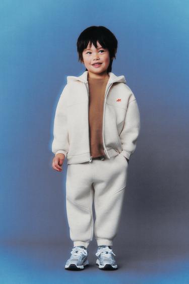 ТОЛСТОВКА НА МОЛНИИ С РЕЛЬЕФНЫМ ЛОГОТИПОМ — СЕРЫЙ С МЕЛАНЖЕВЫМ ЭФФЕКТОМ от Zara