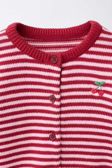 GILET EN MAILLE RAYURES ET CERISES - Rouge foncé de Zara