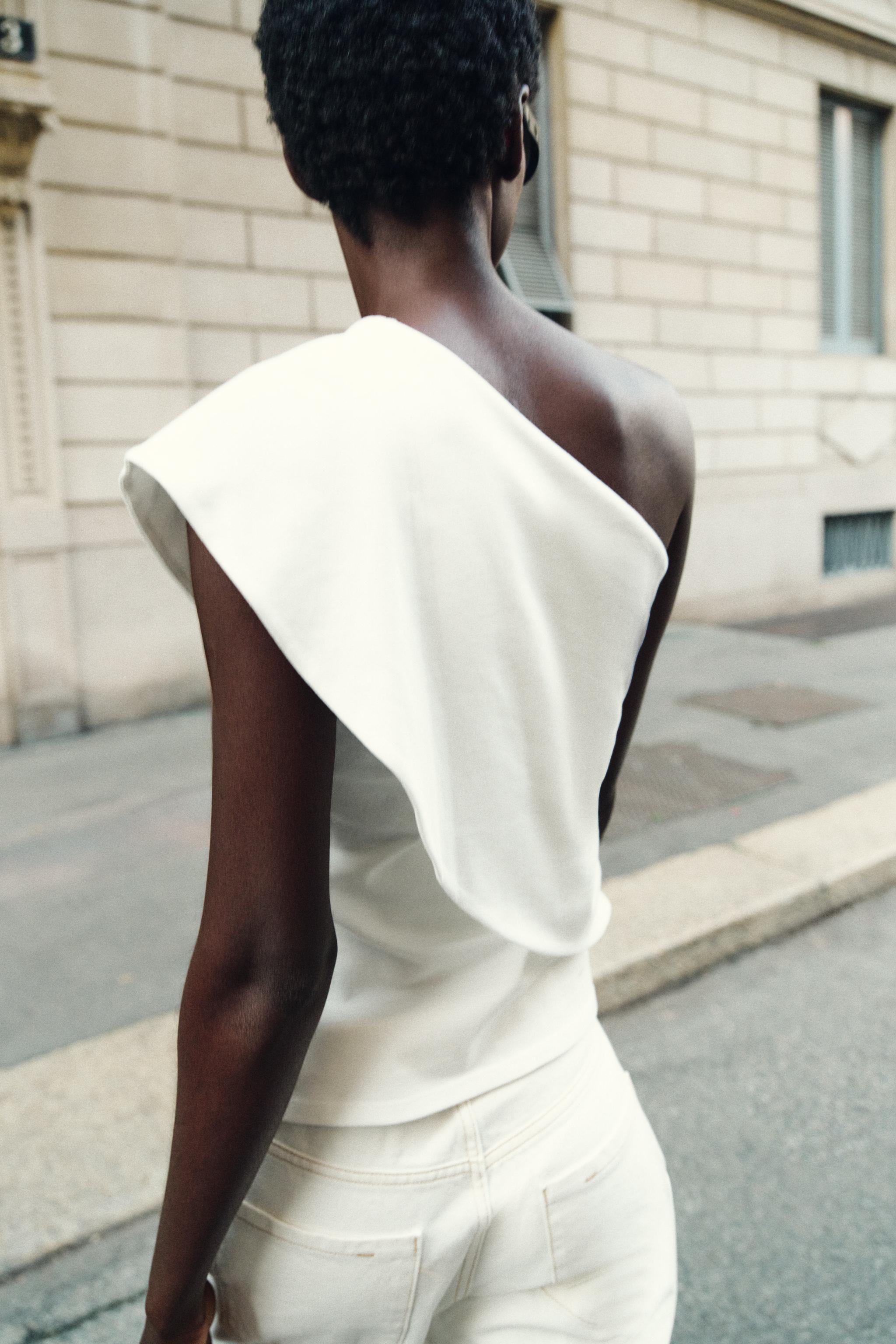 ASYMMETRIC INTERLOCK TOP