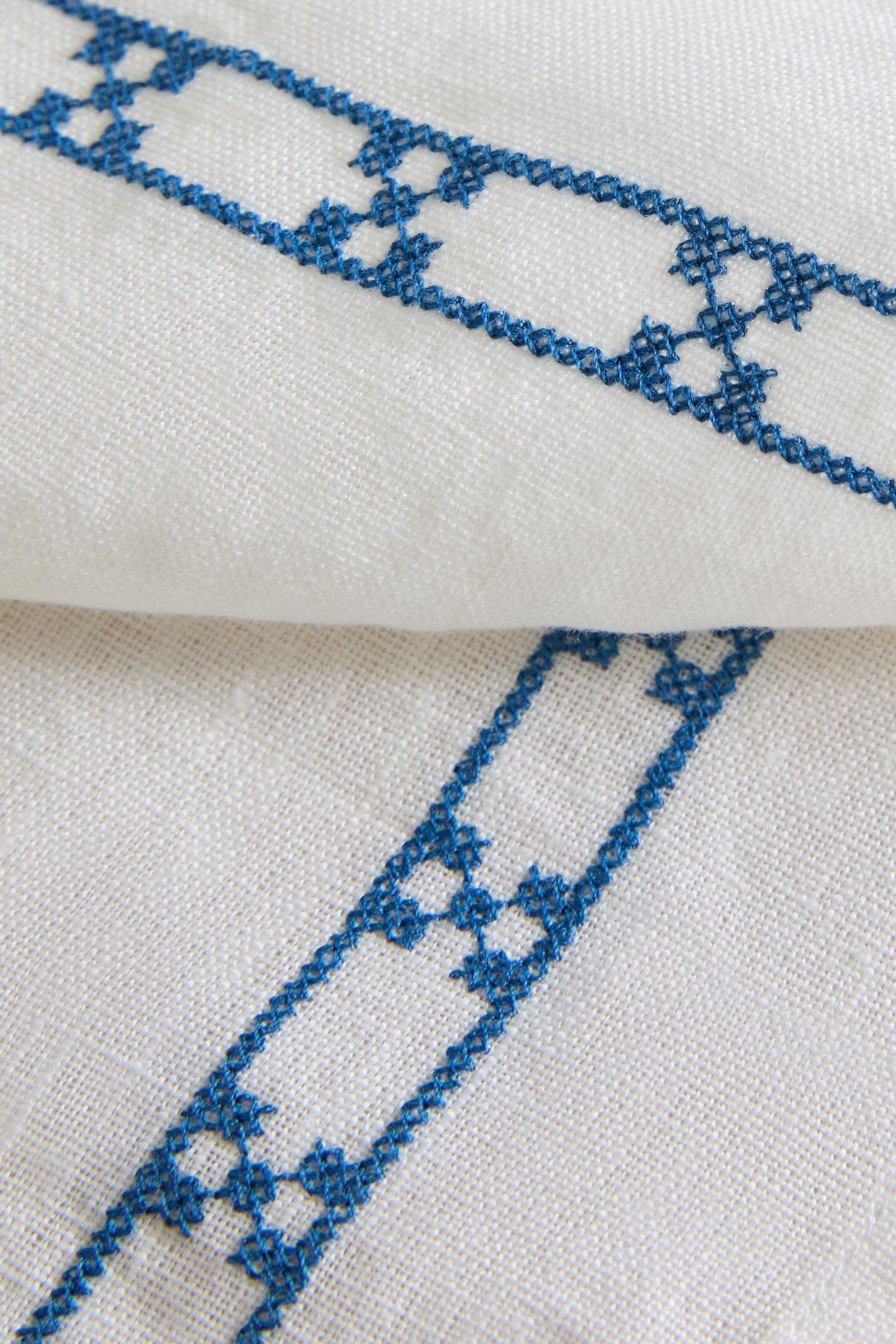GEOMETRIC EMBROIDERED NAPKINS (PACK OF 2)