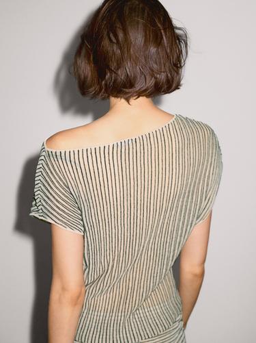 Top holgado plisado detalle jaspeado - Beige de Zara