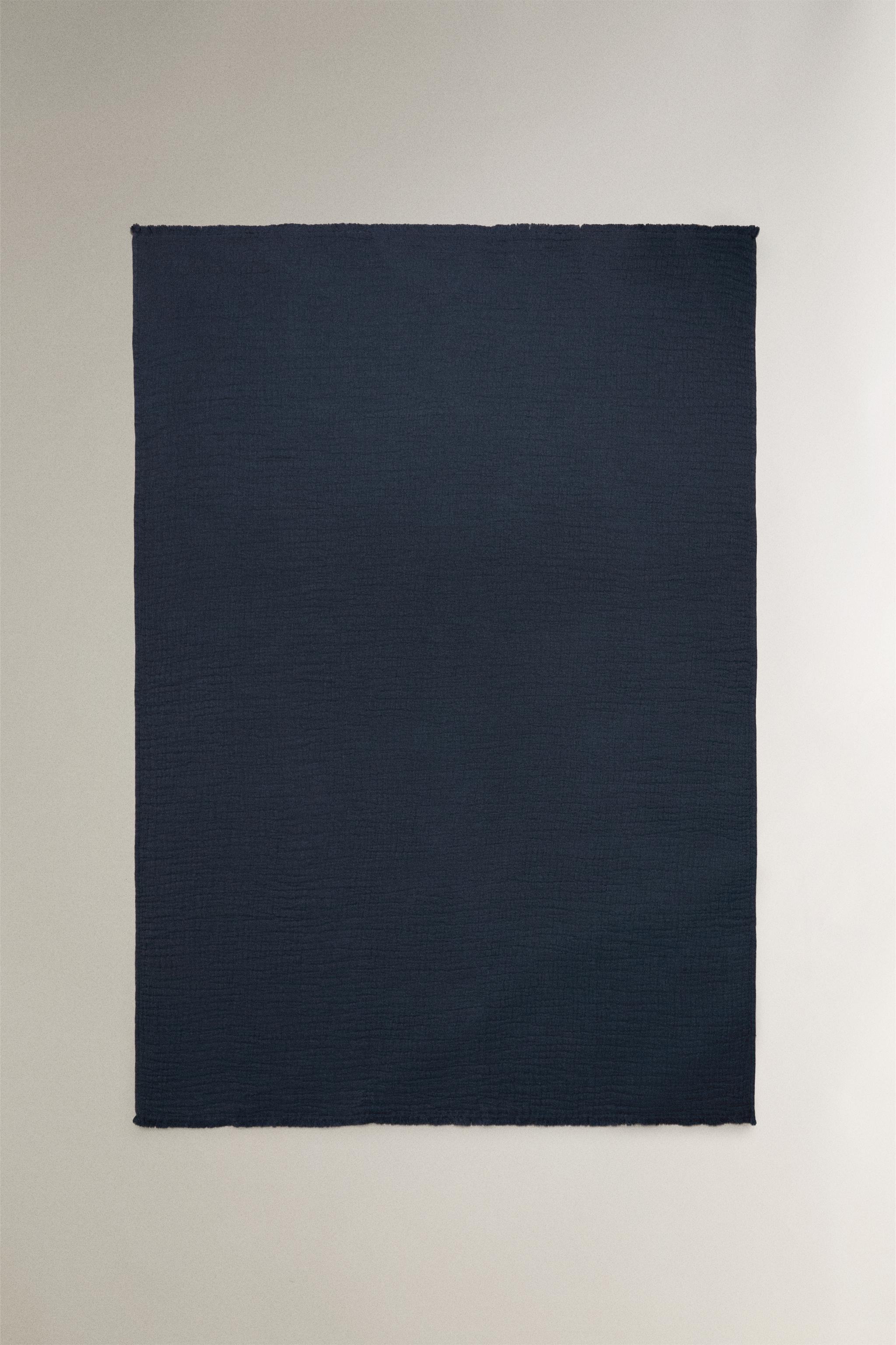 TEXTURED JACQUARD BLANKET — Blue