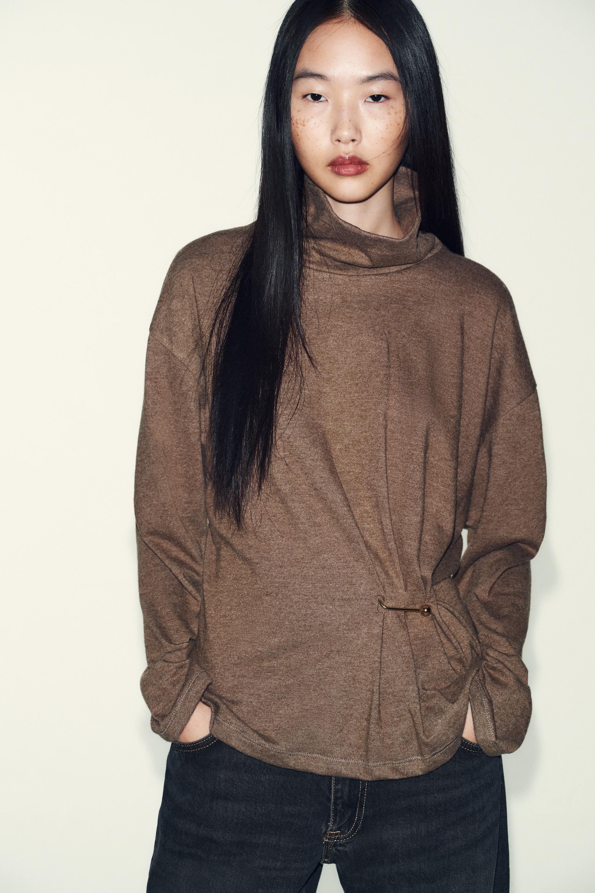 TOP DOUX AVEC DÉCOR MÉTALLIQUE