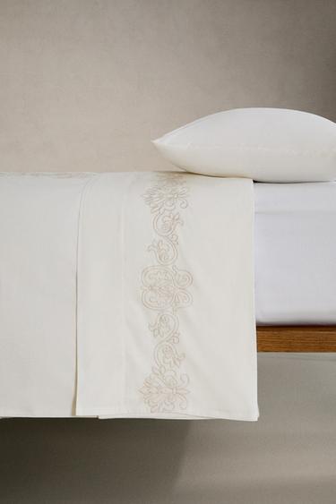 DRAP DE DESSUS BRODÉ - Blanc cassé de Zara - Image 3