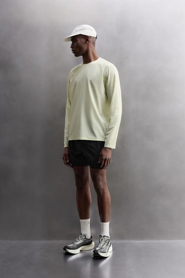 T-SHIRT PERFORÉ À MANCHES LONGUES - Citron vert de Zara - Image 0