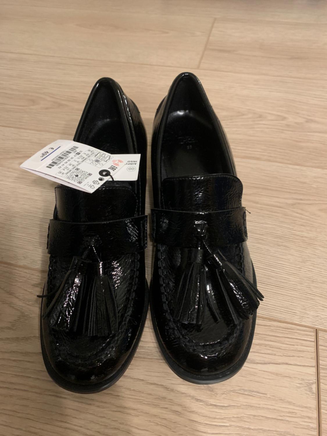 PATENT LOAFERS WITH TASSELS