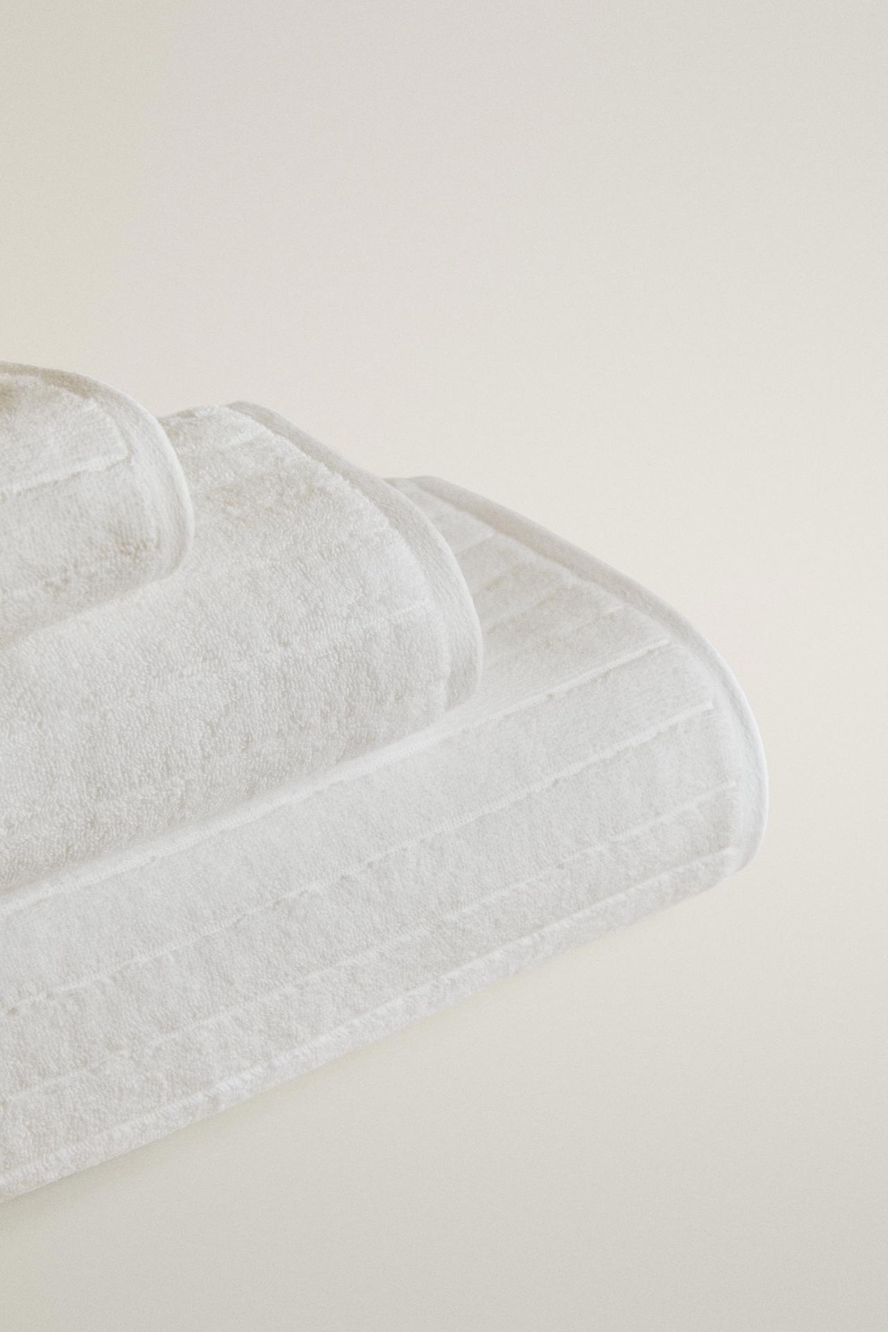 TEXTURED STRIPED BATH TOWEL — White