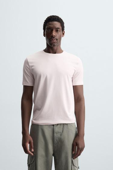 تيشرت SLIM FIT بيزك - وردي فاتح الخاص بـ Zara