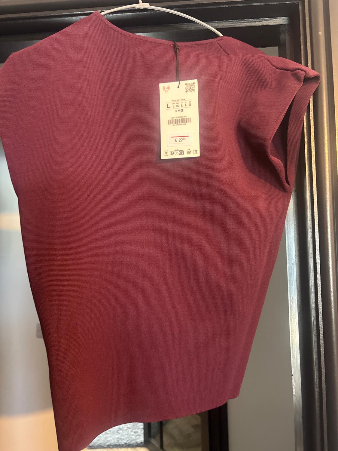 KNIT TOP WITH GOLDEN APPLIQUÉ - Image 4