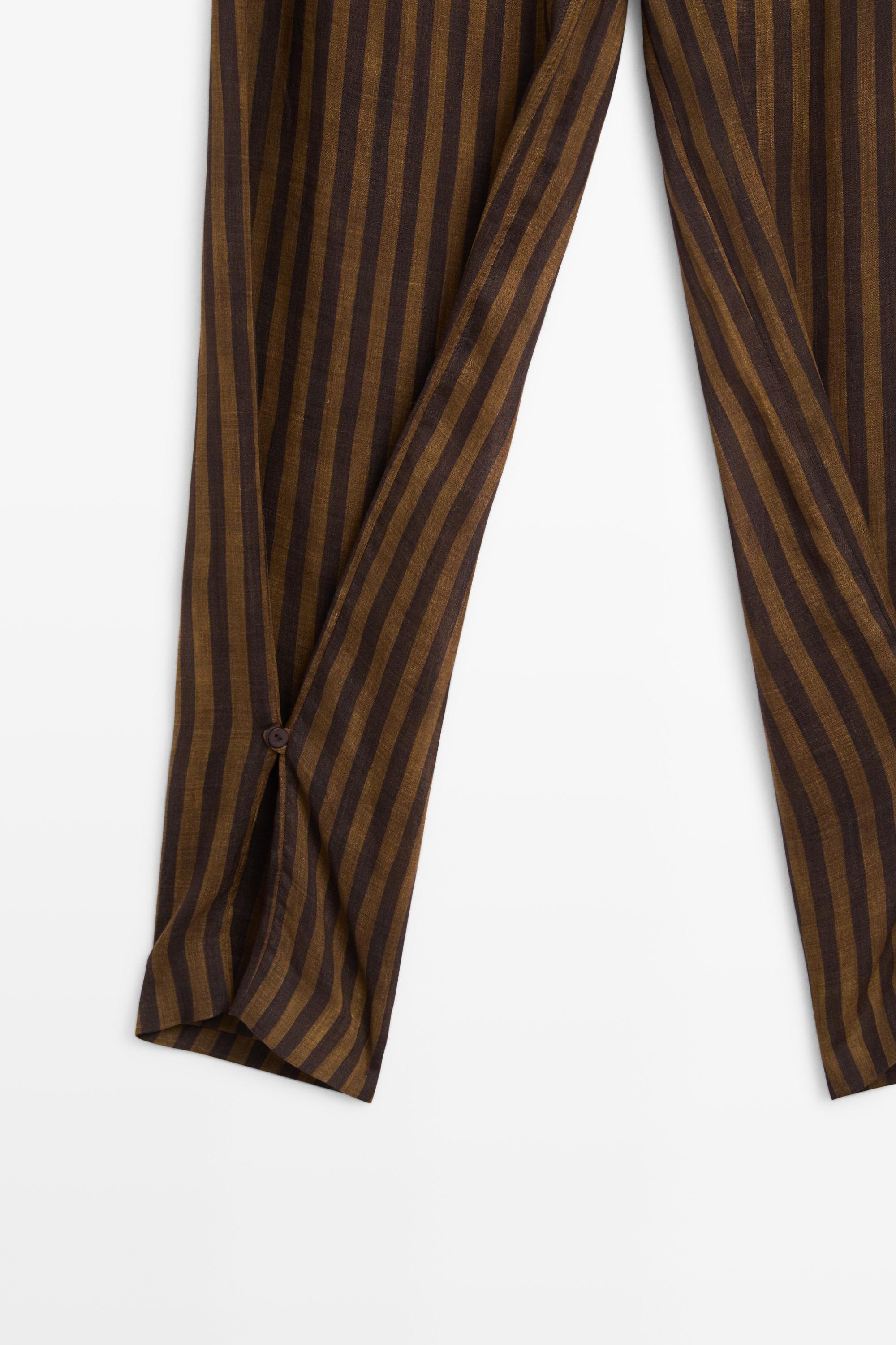 Flowing striped pants with button hem total look