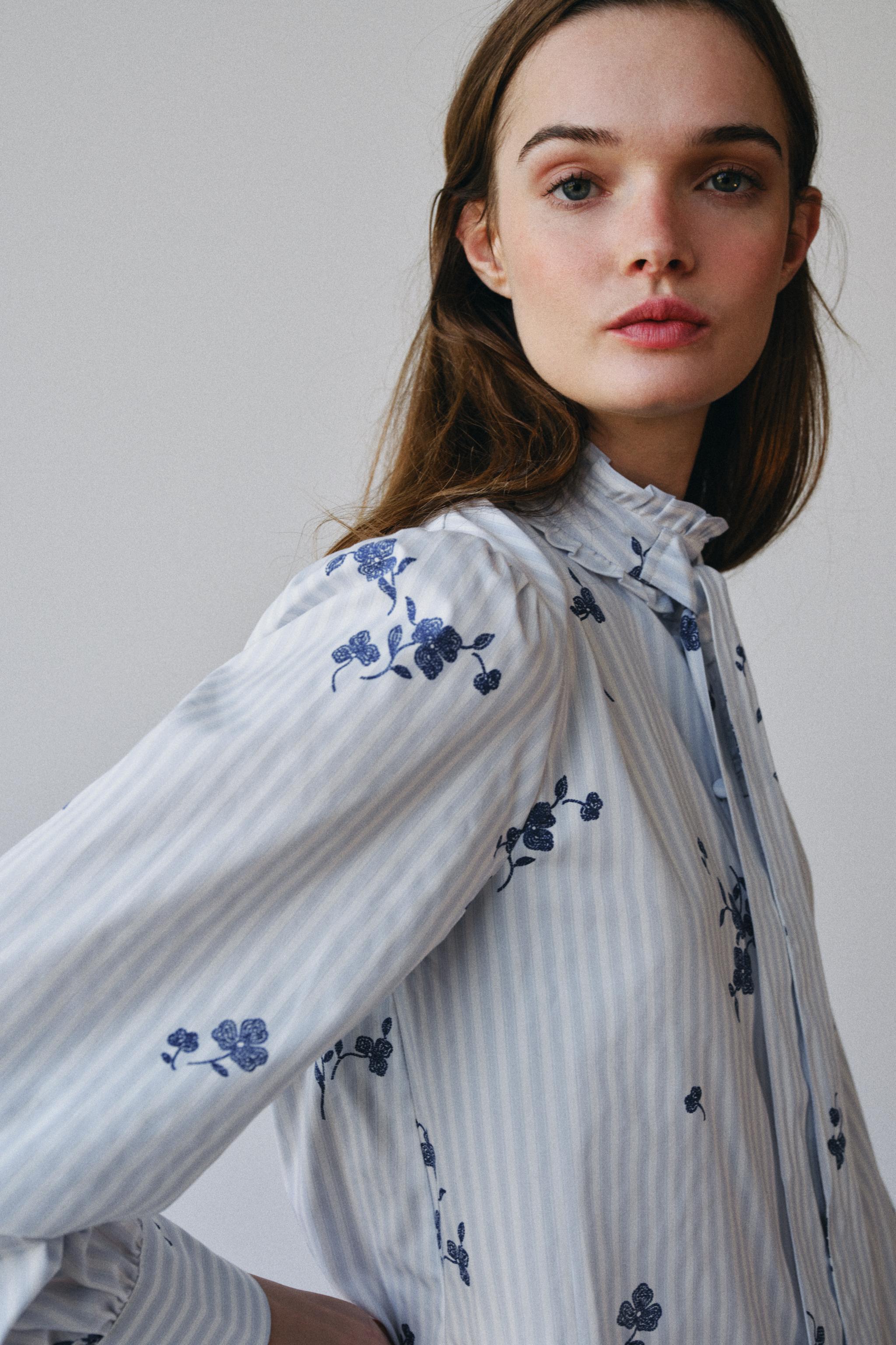 FLORAL PRINT TIE-NECK BLOUSE