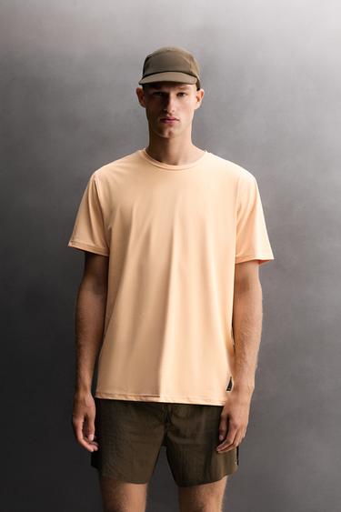 CAMISETA TÉCNICA BÁSICA - Naranja de Zara